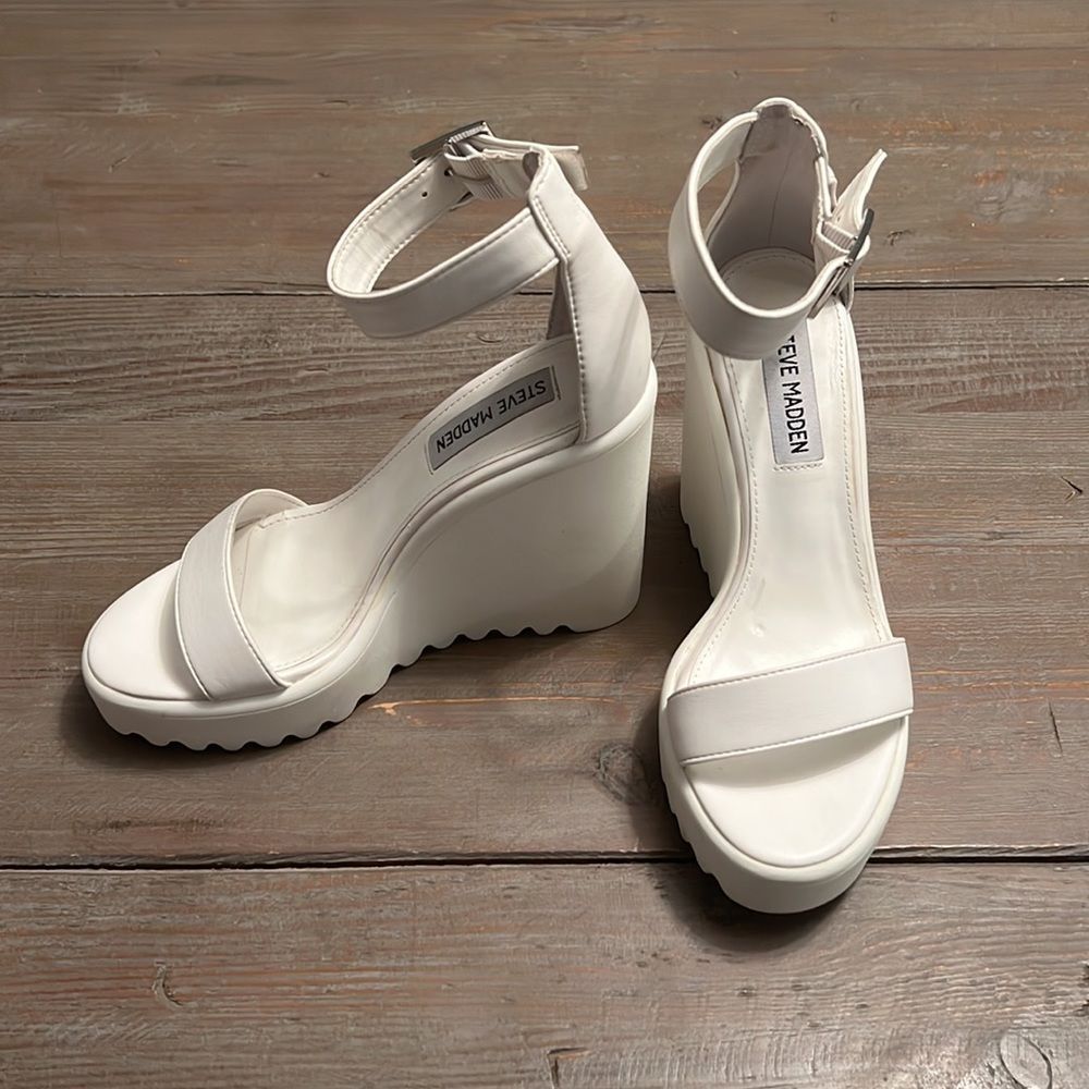 Steve Madden Scarlet Platform Foam Treaded White Wedge Sandal - 6 - Picture 3 of 12